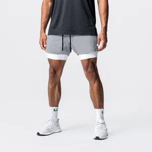 Herren doppelreihige Sportshorts in Grau mit schnelltrocknender Nylon-Hülle für das Training.