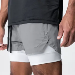 Nahaufnahme der 2-in-1 Trainingsshorts für Herren mit grauen und weißen Schichten