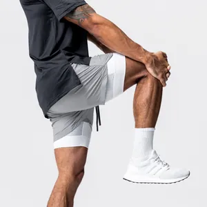 Seitenansicht der 2-in-1 Herren Sportshorts mit grauer Außen- und weißer Netzinnenschicht