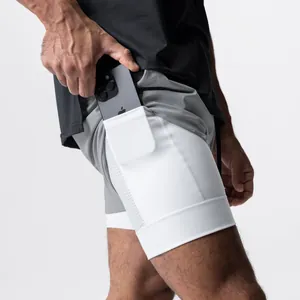 Detailansicht der zweilagigen Sportshorts mit integrierter Handytasche innen.