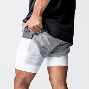 Detailaufnahme der doppellagigen Sportshorts für Herren mit integrierter Handytasche