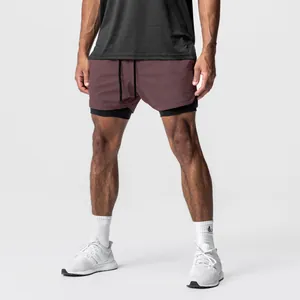 Detailaufnahme der malvenfarbenen 2-in-1-Sporthose für Herren mit schwarzer Innenschicht