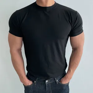 Detail showing the athletic fit of the black short-sleeve fitness T-shirt on a model.
