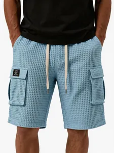 Nahaufnahme von blauen Cargo-Shorts aus Waffelstrick für Herren mit Texturdetails