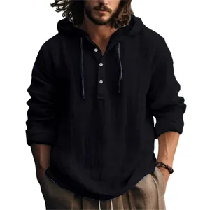 Dettaglio della camicia con cappuccio in cotone e lino nero con bottoni sul collo