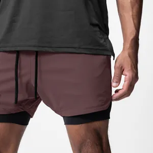 Detailansicht der doppellagigen schnelltrocknenden Herren-Sportshorts mit Kordelzug