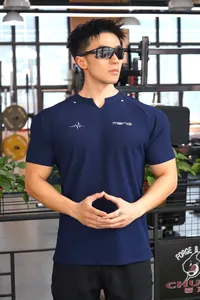 Gros plan d'un t-shirt de sport bleu pour homme, coupe ajustée avec texture mesh.