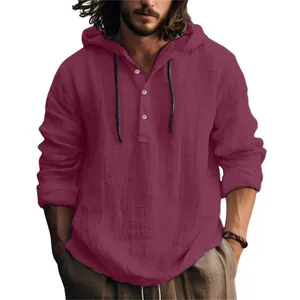 Dettaglio ravvicinato di una camicia con cappuccio in lino bordeaux con bottoni
