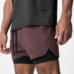 Detailansicht der weinroten Doppelpack-Sporthose für Herren mit schwarzem Futter