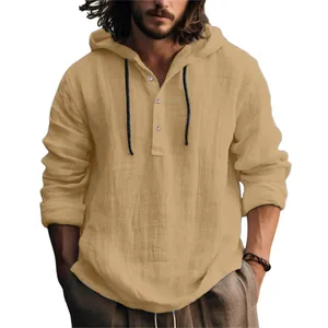 Vista dettagliata di una camicia con cappuccio in cotone e lino kaki con tessuto testurizzato