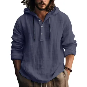Dettaglio di una camicia blu in lino con cappuccio da uomo a maniche lunghe casual
