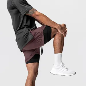 Detailansicht der zweilagigen kastanienbraunen Sporthose für Herren mit Innenschicht.