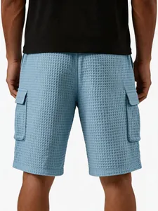 Detaillierte Rückansicht der hellblauen Waffel-Cargo-Shorts für Herren mit Taschen