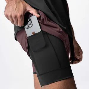Nahaufnahme der 2-in-1-Laufsportshorts für Herren mit praktischer Innentasche für Handys.