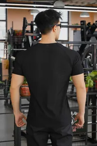 Vue arrière d'un t-shirt de sport noir à coupe ajustée avec une maille respirante.
