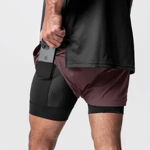 Detailansicht der zweilagigen Herren-Sportshorts mit sicherer Handytasche innen.