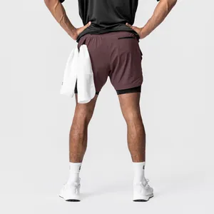 Rückansicht der hochwertigen zweilagigen Sportshorts für Herren mit praktischer Handtuchschlaufe