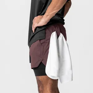 Detailansicht der seitlichen Handtuchschlaufe an bordeauxroten 2-in-1-Laufshorts
