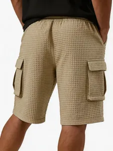 Rückansicht von khakifarbenen Waffelstrick-Cargoshorts mit strukturierter Optik und Taschen