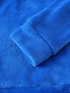 Vue détaillée de la texture du tissu en polaire corail bleu vif d'un sweat à capuche