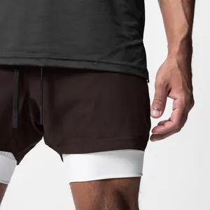 Detail der schnelltrocknenden Sporthose für Herren mit doppellagigem Design und Nylontextur.