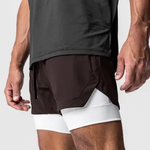 Detailansicht der doppellagigen Herren-Sportshorts mit weißer Kompressionsschicht