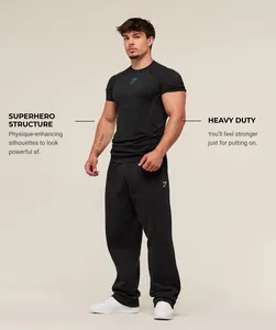 Detalle de una camiseta de compresión negra para hombre con ajuste que realza la silueta