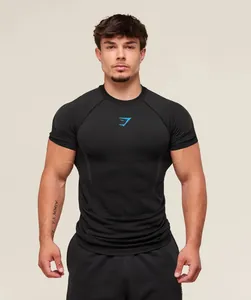 Vista detallada de esta camiseta de compresión negra transpirable con logo azul