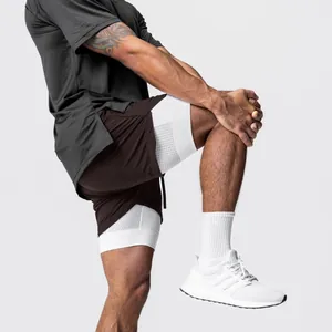 Detailansicht der braunen 2-in-1-Sportshorts für Herren mit weißer Kompressionsschicht