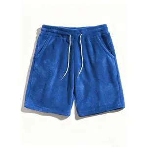 Detailansicht der flauschigen blauen Korallenfleece-Shorts mit weißem Kordelzugbund