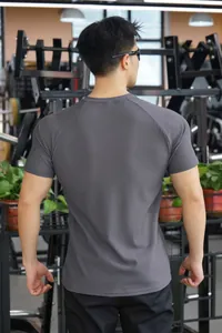 Vue arrière détaillée du t-shirt de sport gris en maille respirante pour hommes fitness