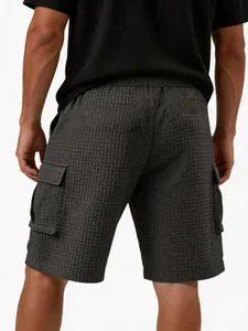 Rückansicht Details der anthrazitfarbenen Herren Cargo-Shorts aus Waffelstrick-Stoff