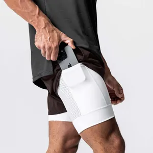 Nahaufnahme von doppellagigen Sport-Shorts mit einer Handy-Tasche am Innenfutter.