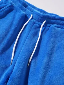 Detailansicht der blauen Korallenvlies-Shorts mit weichem weißem verstellbarem Kordelzug
