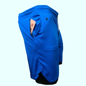 Détail du short de course 2-en-1 bleu montrant la poche zippée latérale et le design