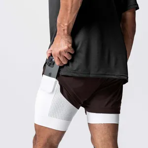 Detailansicht der Herren-Sportshorts mit integrierter Handytasche am Innenfutter.