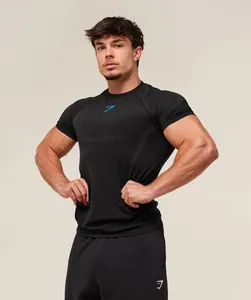 Camiseta deportiva Gymshark negra de corte entallado para hombre con malla y logo azul