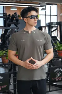 Détail d'un t-shirt de sport gris en maille respirante pour homme dans une salle de sport