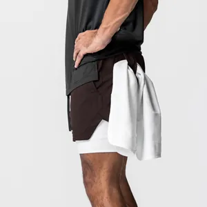 Nahaufnahme der Herren Doppel-Lagen-Sportshorts mit funktioneller Handtuchschlaufe