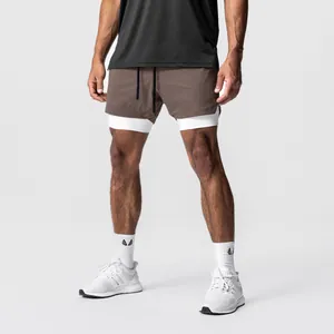 Detailansicht der doppellagigen Herren-Sportshorts in Braun und Weißer Ausführung
