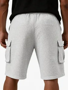 Detailansicht der hellgrauen Waffel-Struktur Cargo-Shorts für Herren von hinten