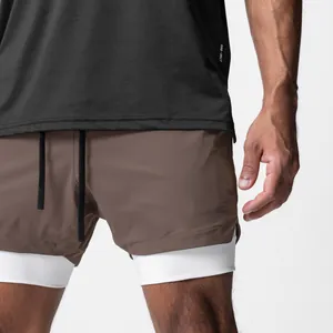 Detailaufnahme der braunen doppellagigen Sportshorts für Herren mit weißem Innenfutter