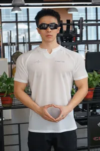Vue détaillée d'un t-shirt de sport en maille respirante blanche pour homme en salle de gym