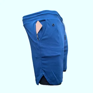Gros plan sur le short de course 2 en 1 pour homme avec poche zippée sécurisée.