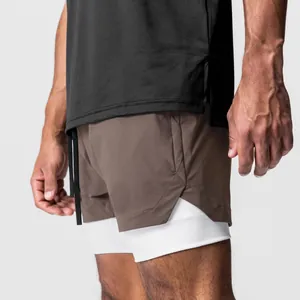Detailansicht der zweilagigen Herren-Sportshorts mit Seitenschlitz und weißem Futter.