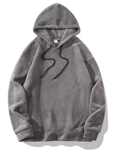 Vue détaillée d'un sweat à capuche gris en polaire pour hommes avec texture douce