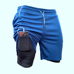 Gros plan d'un short de course 2 en 1 pour homme avec poche pour téléphone.