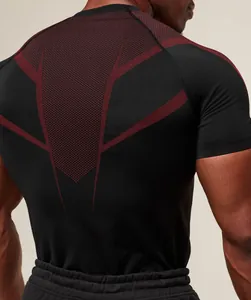 Primo piano della schiena di una t-shirt a compressione nera e rossa da uomo in palestra