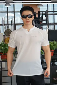 T-shirt de sport blanc moulant avec tissu en maille texturée et détail graphique de battement
