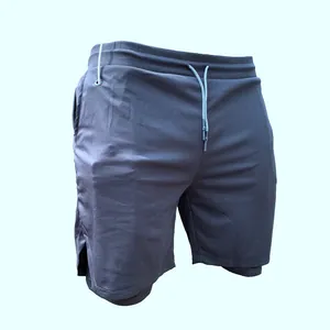 Détail du tissu en maille et de la fente latérale de ce short de course 2-en-1
